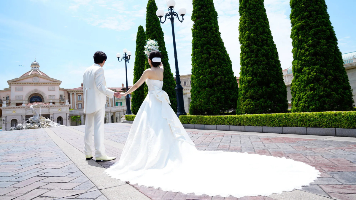 ミラコスタのエントランスの美しい風景と花嫁と花婿の後ろ姿