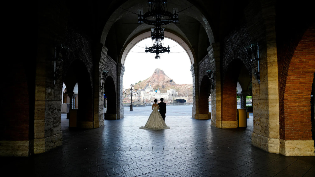 disneyseaのエントランスにドレスとタキシードの花嫁と花婿