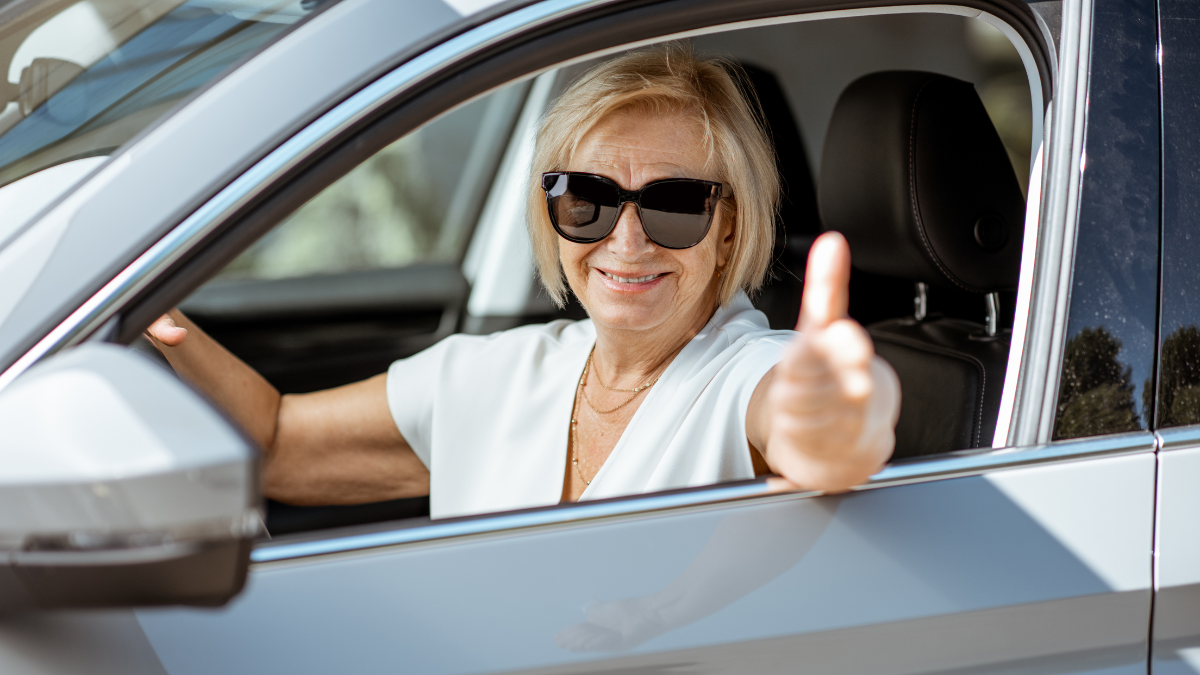 車に乗っている高齢女性