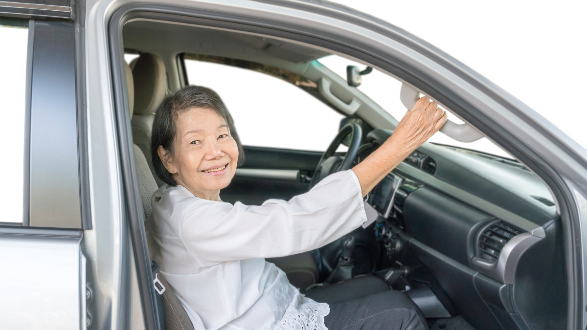 車に乗っている高齢者女性